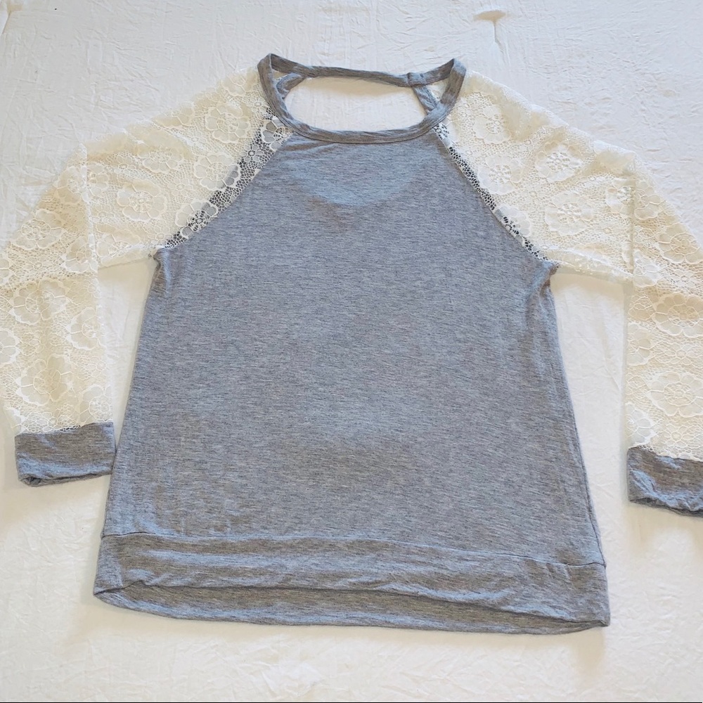 4/$25♦️BETSEY JOHNSON Lace Gray & White Top